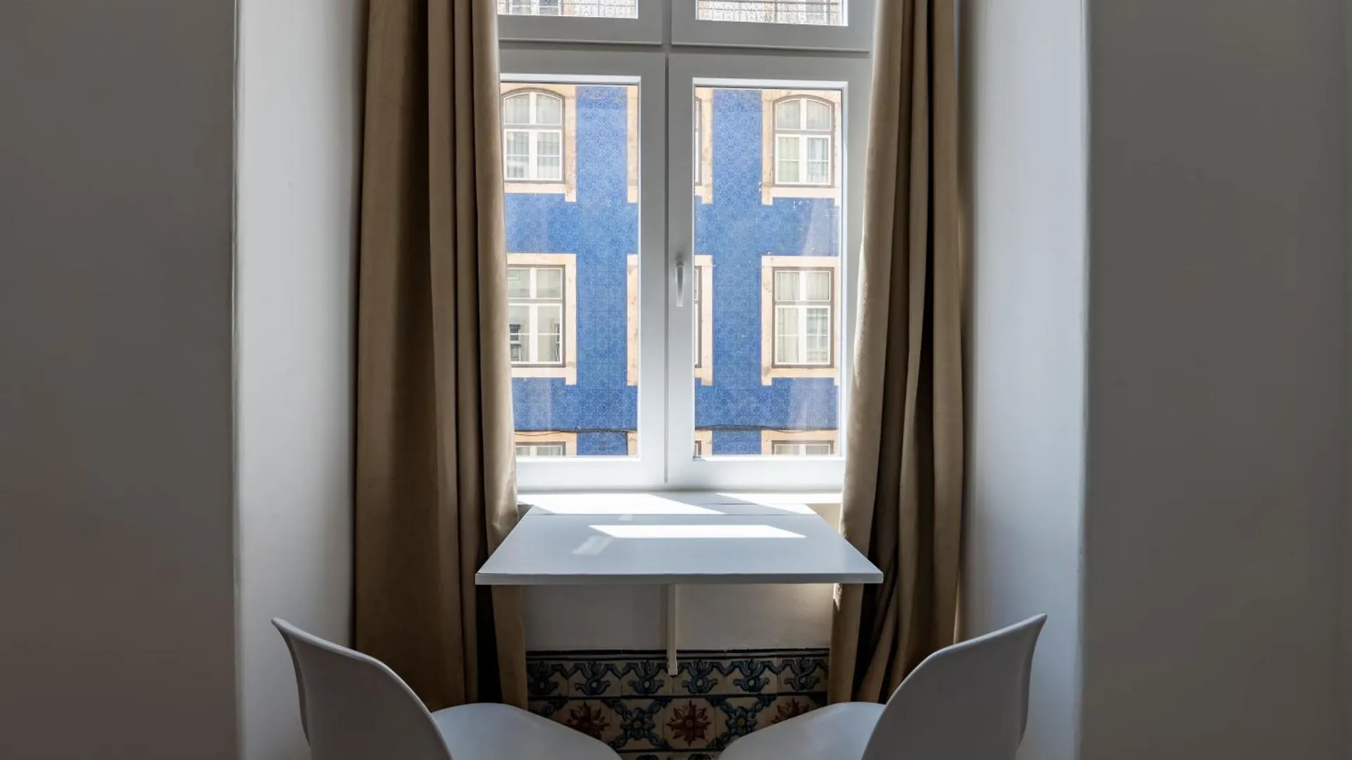 Lisbon Studios 0*,